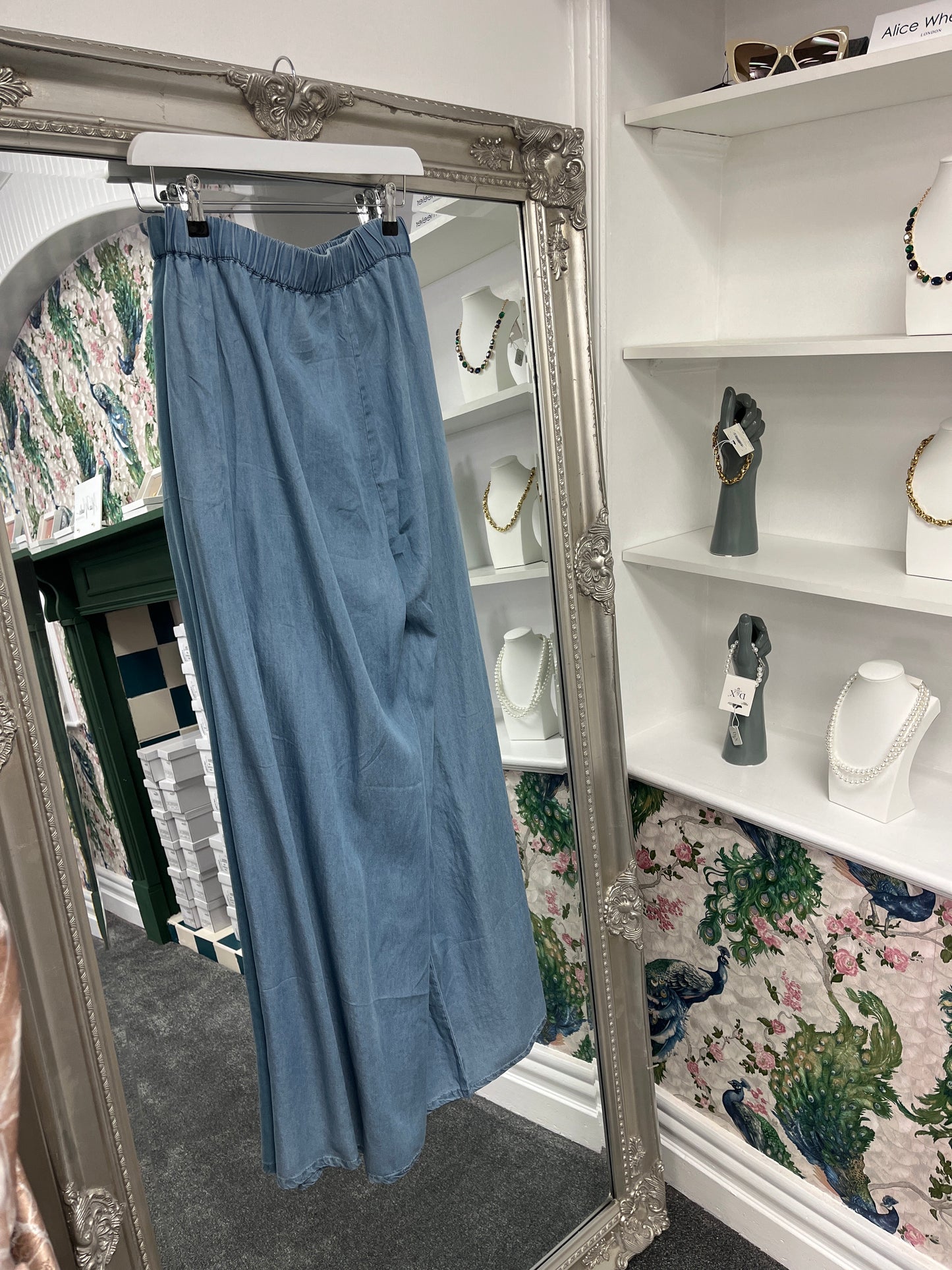 Stylish mid-denim trousers in size M, crafted from soft QED Tencel fabric for a comfortable and modern fit.