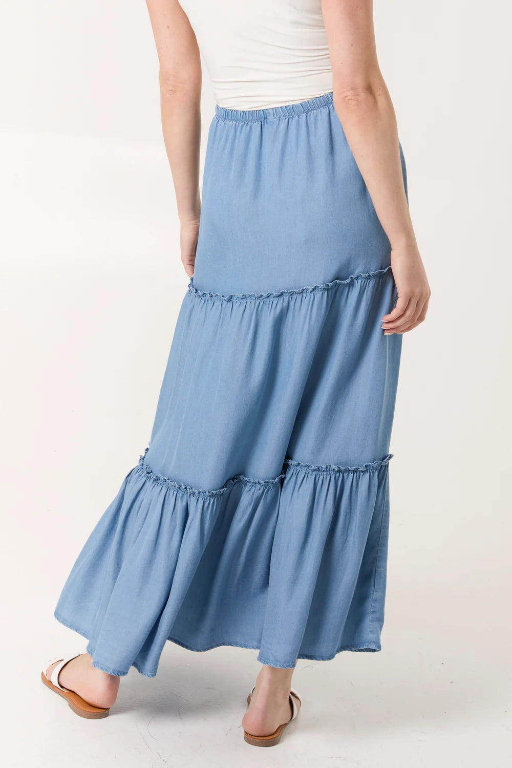 Stylish denim skirt in size S/M, crafted from 100% viscose, showcasing a flattering fit on a 5'7 model.