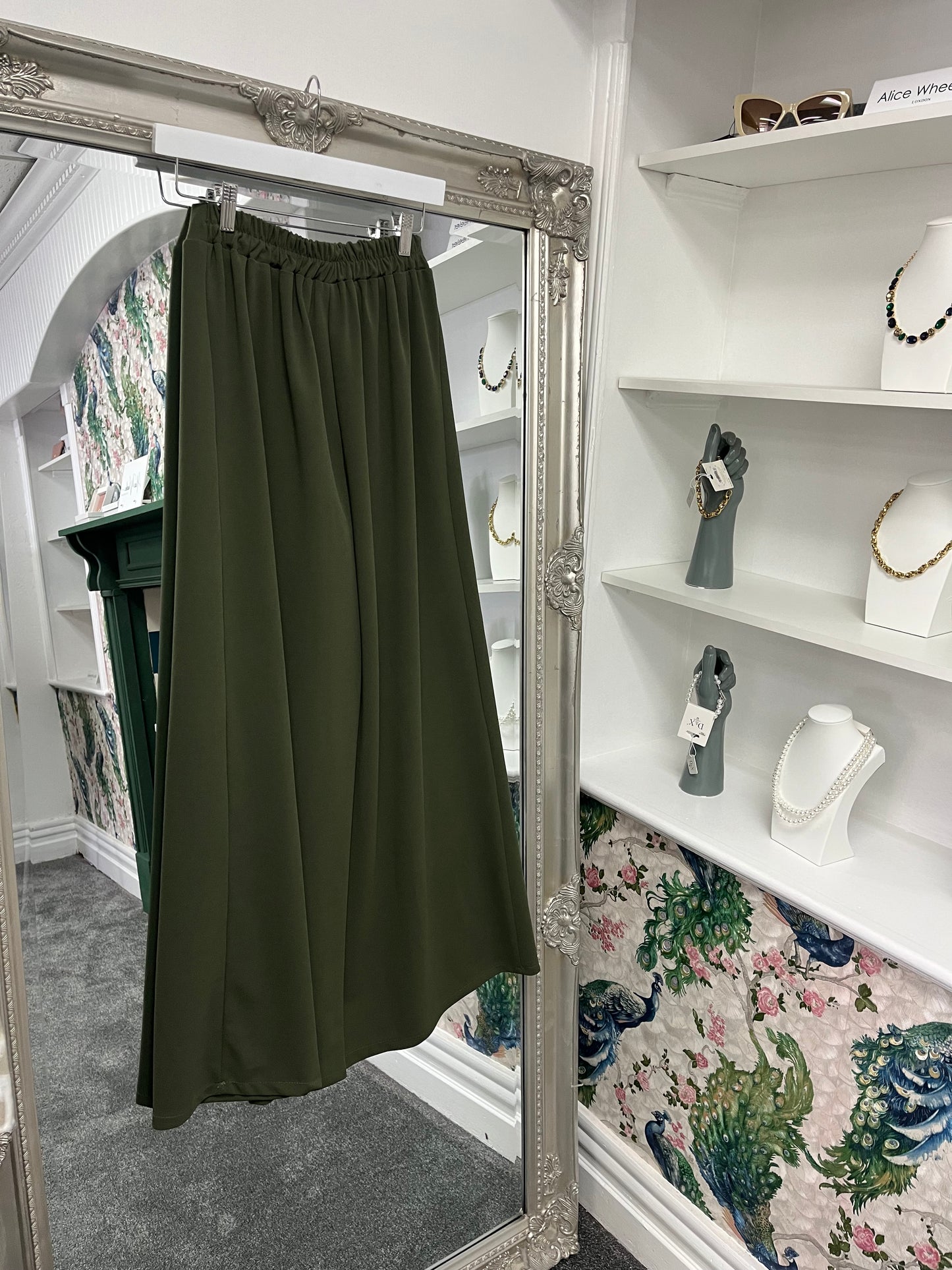 Stylish khaki trousers in M/L size, fitting up to a size 14, with a classic cut and versatile neutral tone for any occasion.