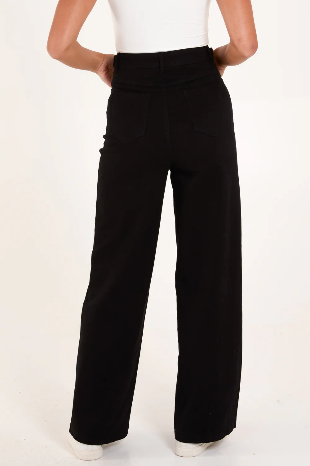 Stylish wide-leg jeans in size 14, featuring eye-catching gold buttons and a flattering, relaxed fit for everyday wear.