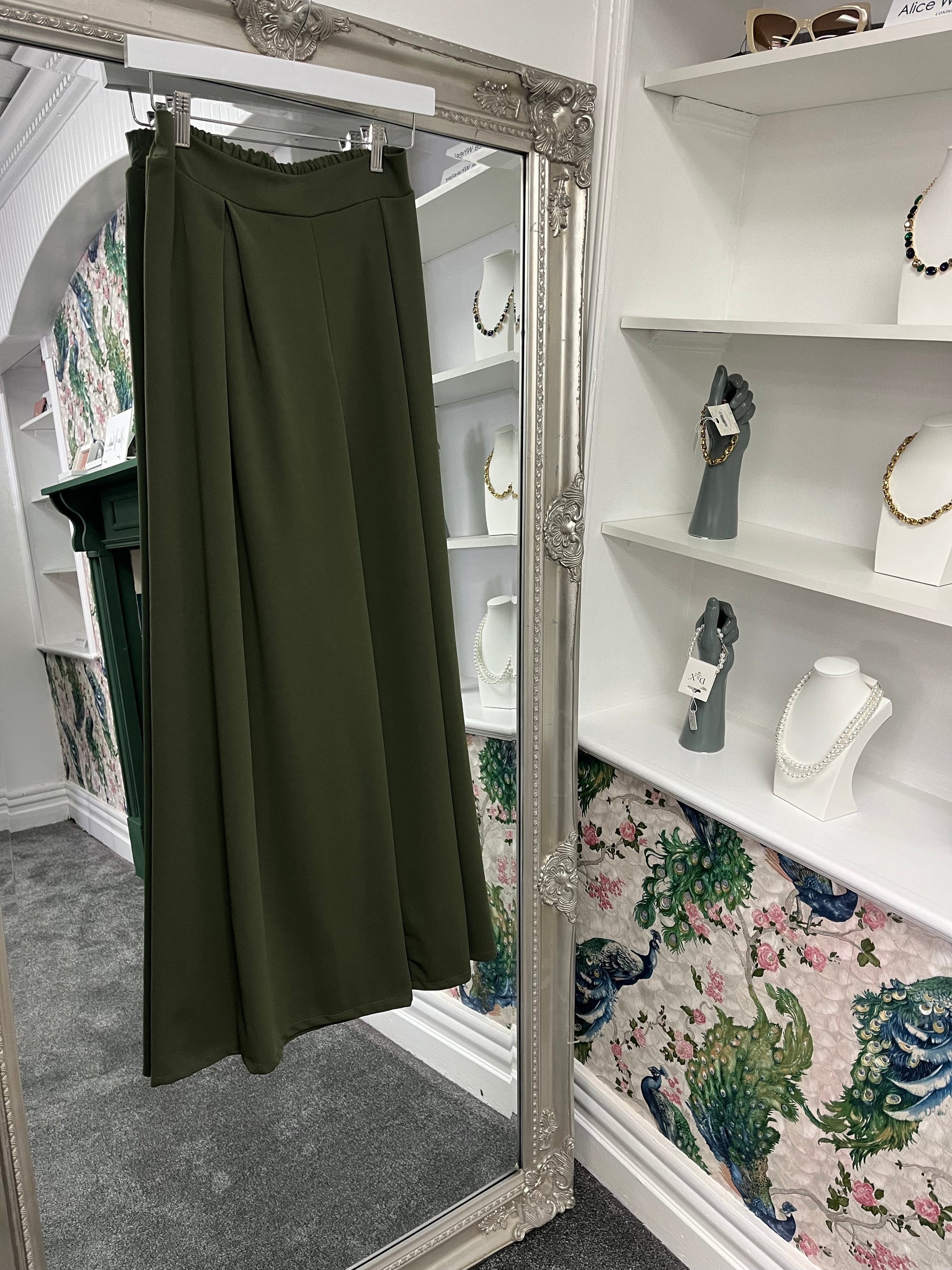 Stylish khaki trousers in M/L size, fitting up to a UK 14, with a classic cut and versatile neutral tone for any occasion.