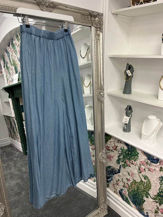 Stylish mid-denim trousers in size M, crafted from soft QED tencel fabric, offering a comfortable and modern fit.