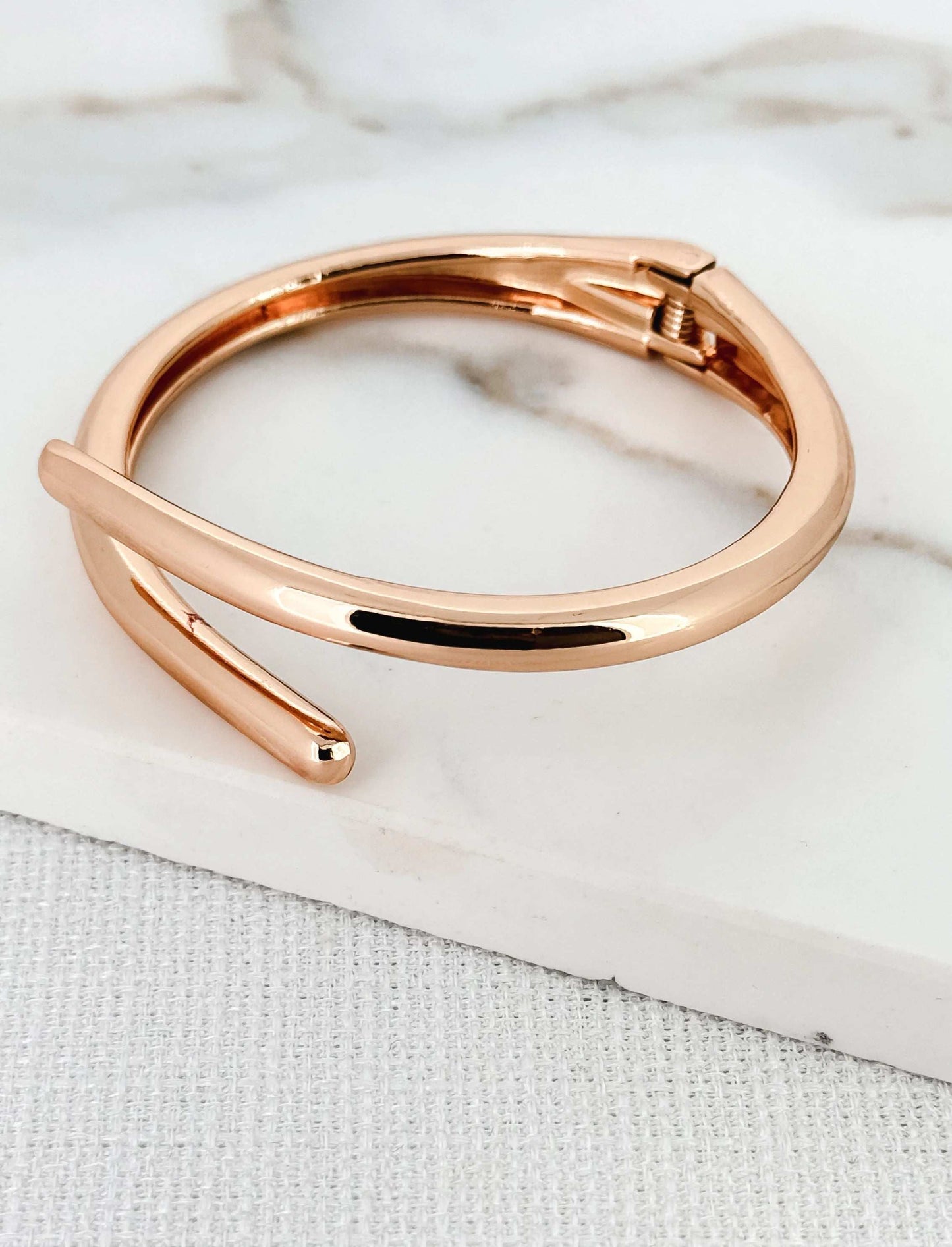 Envy - Gold hinged bangle