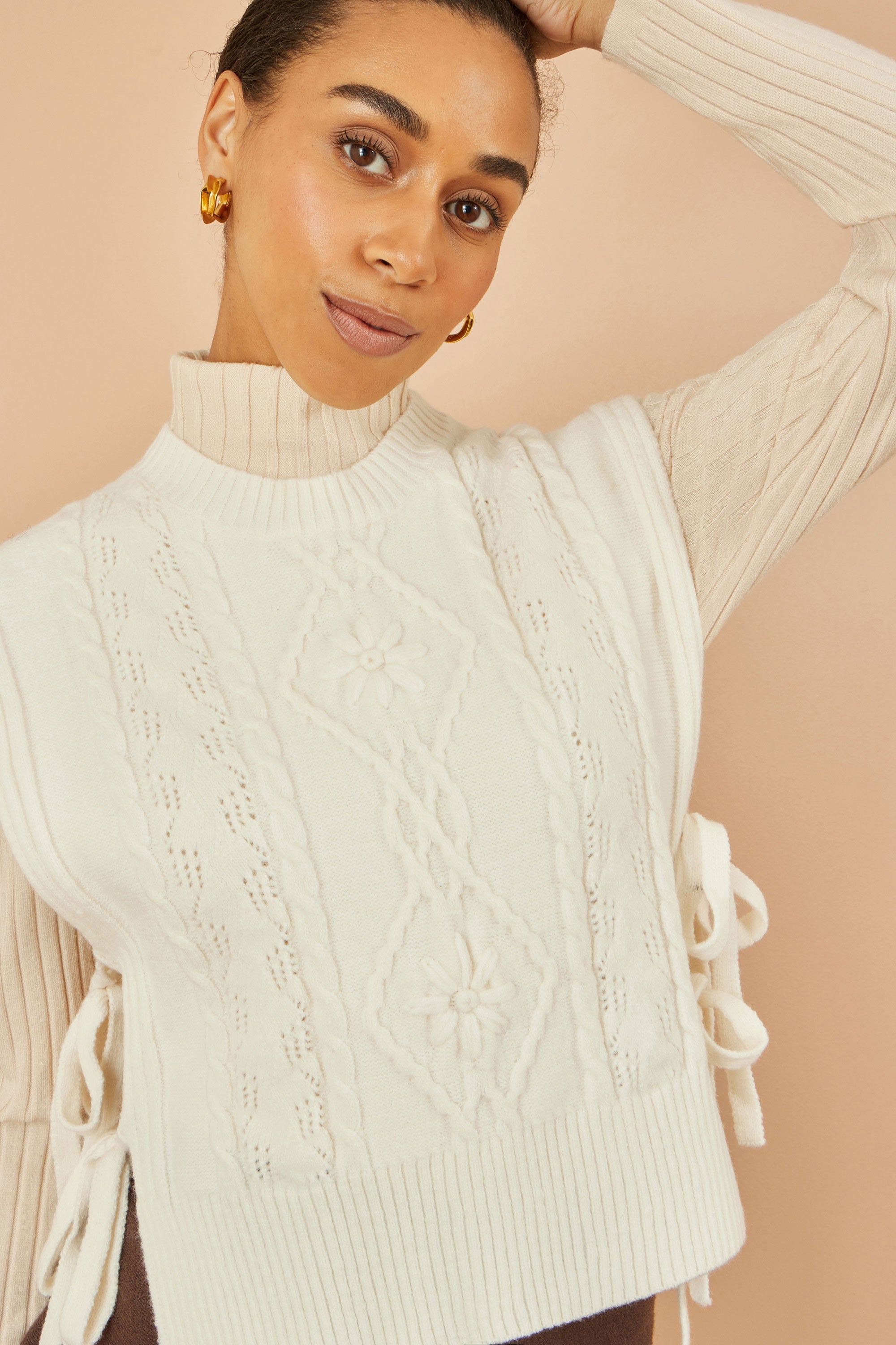 andequal フラワーケーブルデザインニット アイボリー トップス Andequal flower cable design knit IVORY トップス Andequal