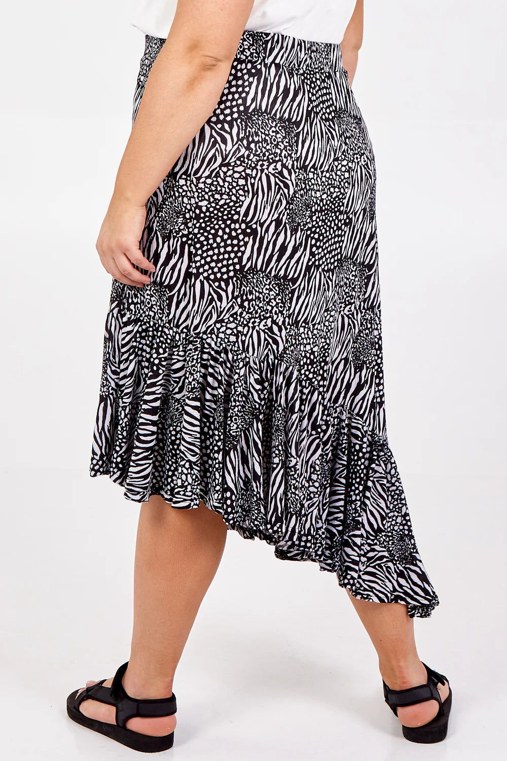 Flowy Curve midi skirt in size 22 with an asymmetric hem and tiered design, crafted from a soft polyester-elastane blend.